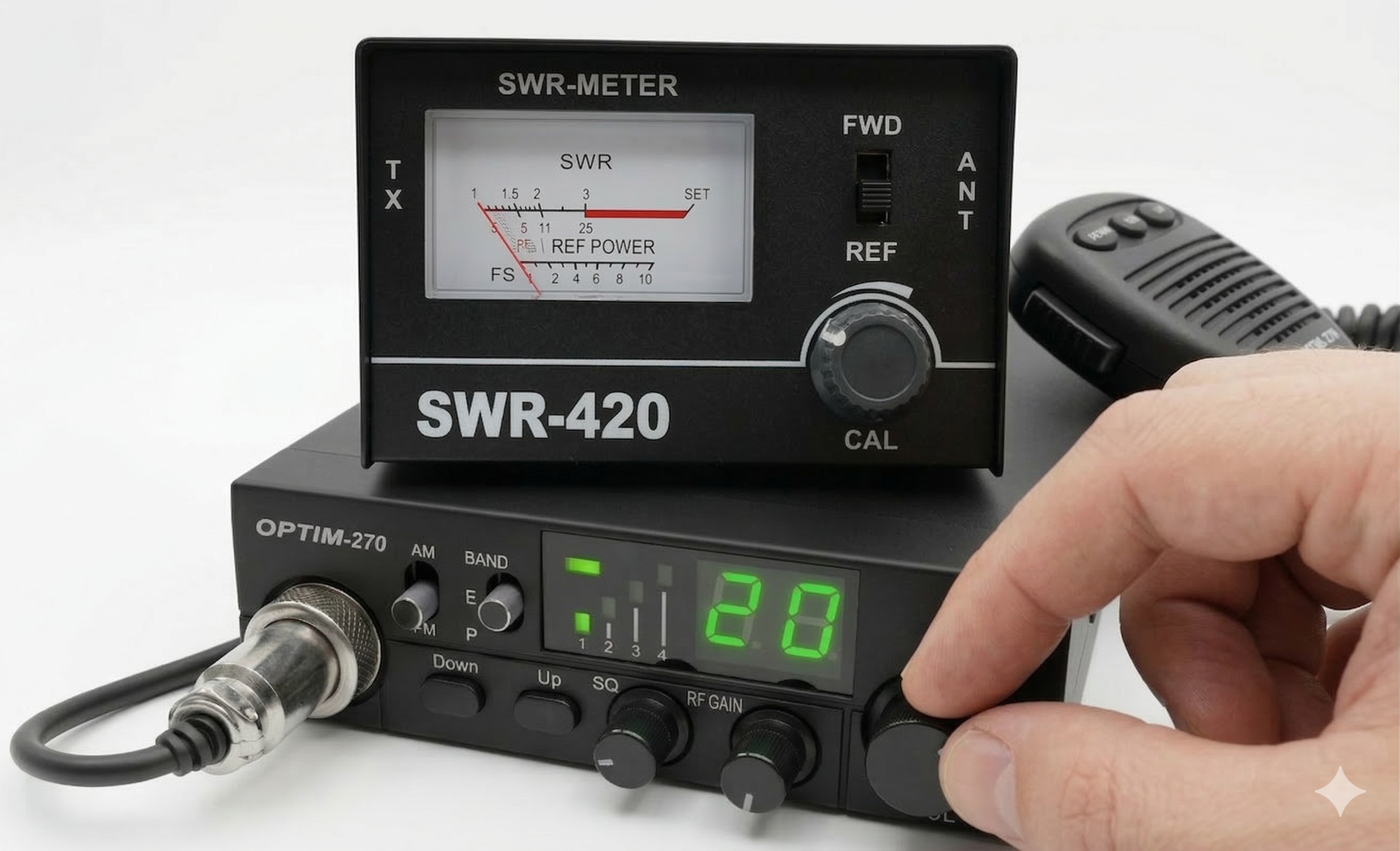 Рация с антенной на крыше автомобиля